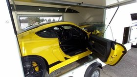 Kradený přívěs s ukradeným vozem značky Porsche zaparkovali zloději v Táboře. Policisté je dopadli.