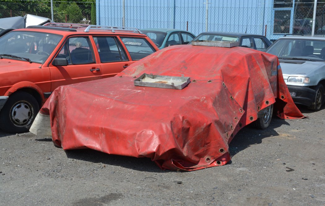 Na parkoviště asistenční služby do Divišova jsme po noční nehodě mířili s obavami. Nicméně pod plachtou stále poznáváme siluetu vozu tak, jak si ji pamatujeme z dětství.