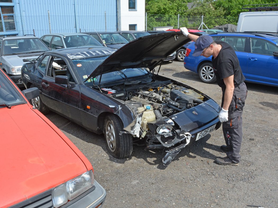 Po odkrytí plachty se nás zmocnil smutek. Mechanik Vojta Pavlíček, jeden z největších specialistů na tyto vozy v Čechách, konstatuje, že škody jsou bohužel totální.