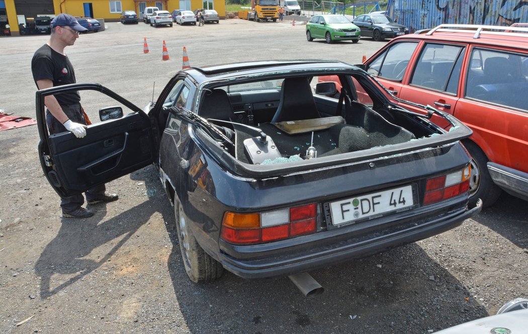 Pár dní po naší prohlídce byl vůz na příkaz společnosti ADAC sešrotován. Zachraňovat ho nemělo cenu.