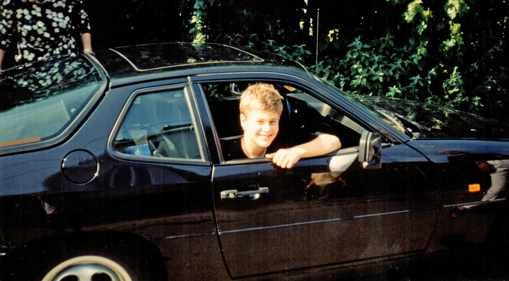 Třináctiletý kamarád Pavel ve dva roky starém Porsche 924S své tetičky. Psal se rok 1990 a profesorka Dufková poprvé přijela z německé emigrace navštívit příbuzné. Mezi škodovkami, trabanty a žigulíky bylo porsche zjevením.