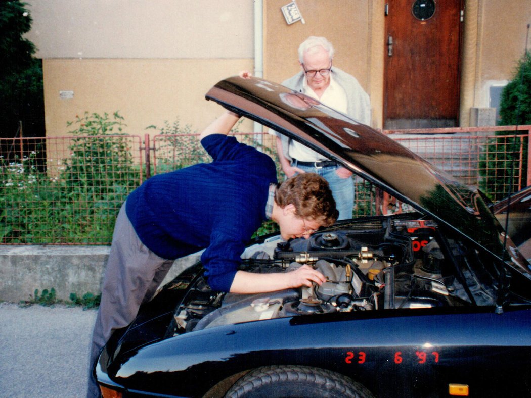 Pavel ponořený v motoru. Že kdysi dokázal tetičce ve vyklápěcím světlometu vyměnit žárovku, počítá studovaný historik dodnes za svoji největší technickou zásluhu.