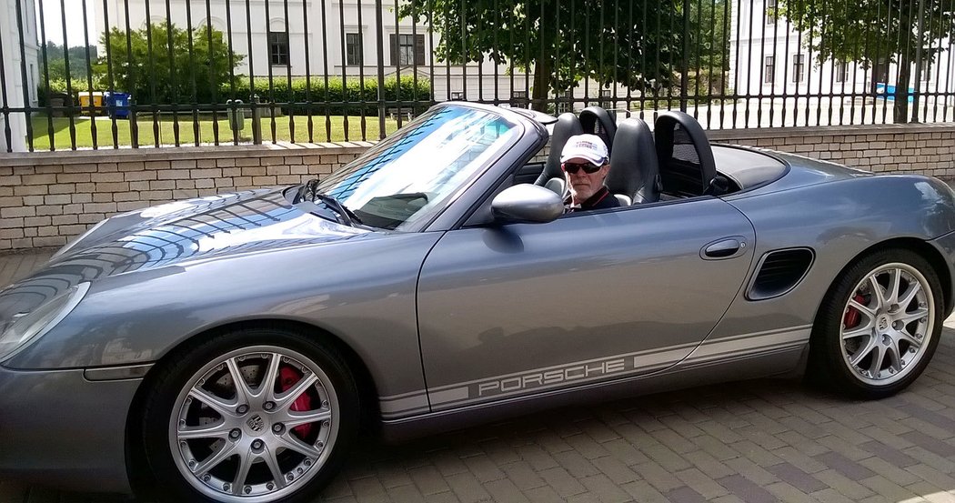 Před pěti lety si dnes dvaašedesátiletý Brňan splnil dlouholetý sen. Našetřil si na Porsche Boxster, s nímž se hrdě prohání po republice.