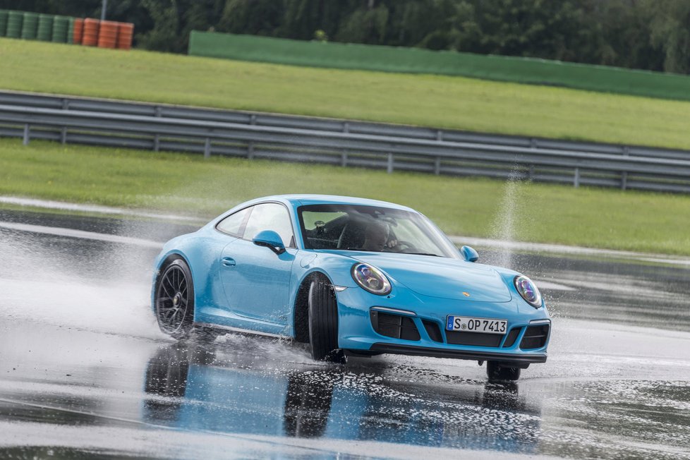 Porsche 911 GTS: Šestiválcový boxer 3,0 l biturbo za zadní nápravou. Výkon 331 kW, 0 až 100 km/h za 4,1 s, maximální rychlost 312 km/h, hmotnost 1450 kg.