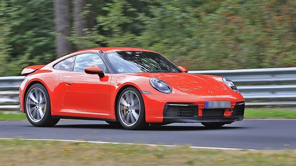 Nové Porsche 911 se na špionážní fotce ukázalo skoro celé