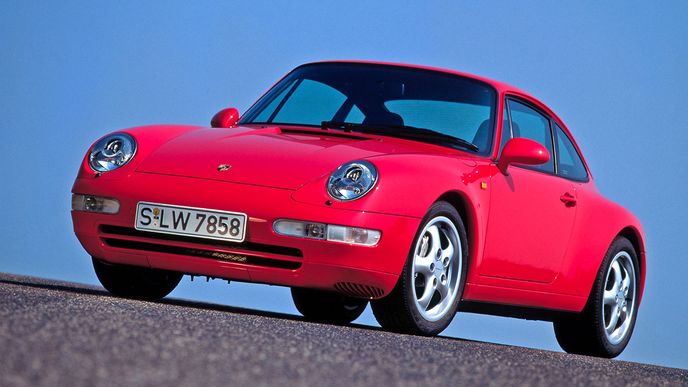 Porsche 911 Carrera typ 993 je posledním vzduchem chlazeným Porsche. Zatímco základní verzi jste ještě před pěti lety koupili za 600 tisíc korun, dnes si připravte dvojnásobek.I přesto, že se jich vyrobilo 70 tisíc.