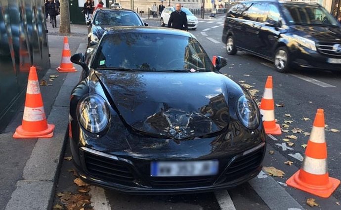 Trest za špatné parkování: Porsche skončilo s odpálenou kapotou!