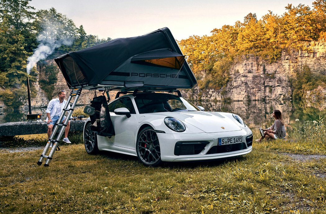 Porsche nabízí vlastní střešní stan