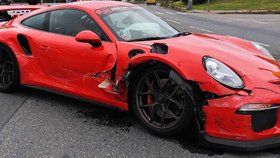 Bouračka luxusního »žihadla« ve Stodůlkách: Porsche po srážce s jiným vozem skončilo s rozervaným bokem