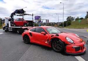 Takhle dopadlo luxusní porsche po srážce s peugeotem v pražských Stodůlkách.