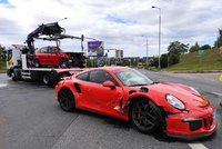 Luxusní žihadlo se ve Stodůlkách srazilo s peugeotem: Řidič porsche jel na červenou?!