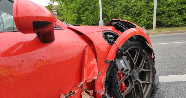 Takhle dopadlo luxusní porsche po srážce s peugeotem v pražských Stodůlkách.