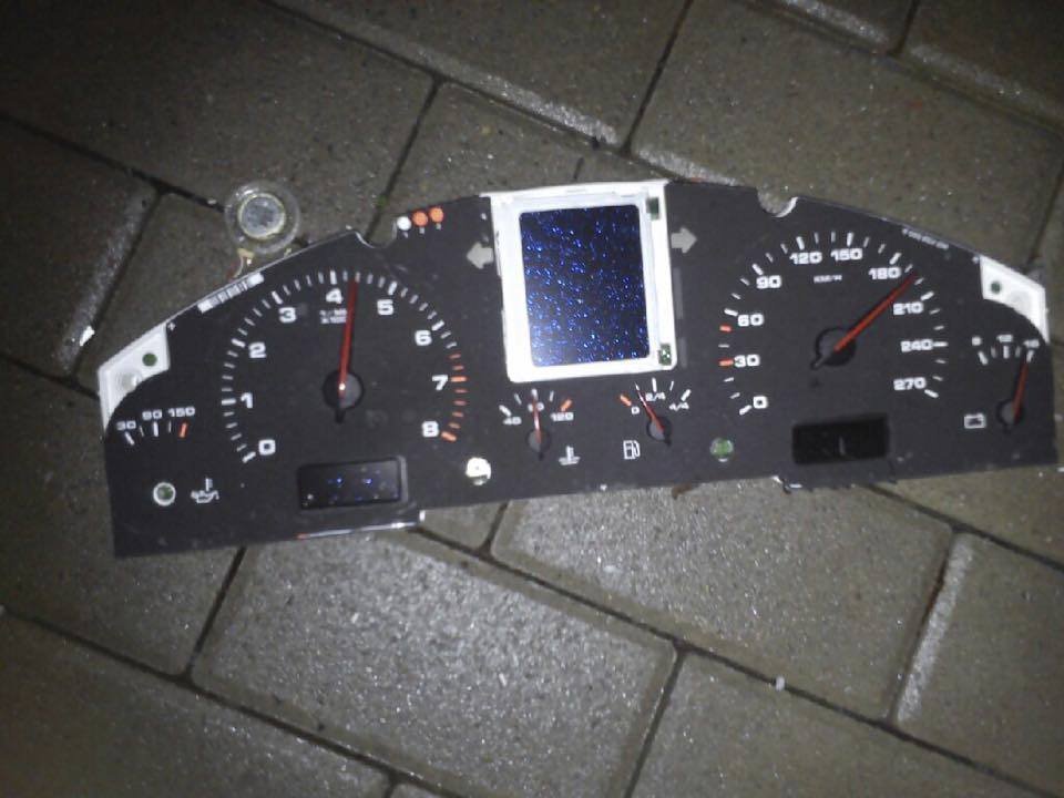 Fotografie tachometru porsche, jehož ručička se zastavila na rychlosti přes 190 km/hod