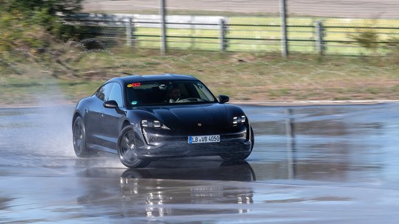 Porsche má další absurdní rekord, nejdelší drift s elektromobilem
