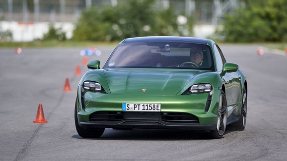 Porsche a jeho elektrická budoucnost: Do konce dekády 80 % aut hybridních a elektrických
