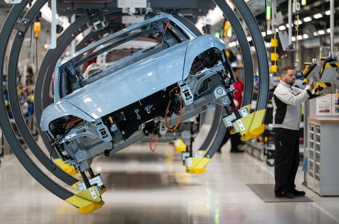 Výroba elektromobilu Porsche Taycan v německém Stuttgartu. Výroba elektromobilu Porsche Taycan v německém Stuttgartu.