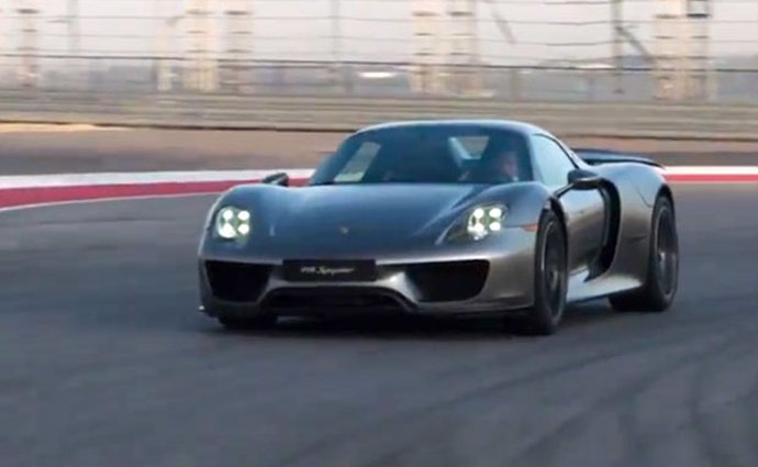 Video: Zběsilá jízda Porsche 918 Spyder, které na elektřinu ujede dál než Prius Plug-in
