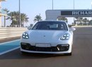 Porsche slaví rekordy, má nejrychlejší hybrid! Tedy mezi sedany. Luxusními. A se čtyřmi dveřmi