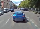 Řidič Porsche 911 v Praze vybrzďoval hasiče. Hrozí mu zákaz řízení (video)