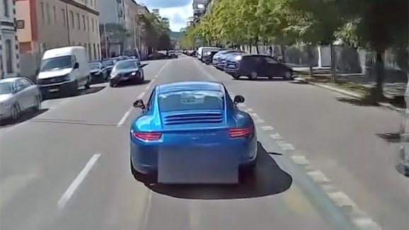 Řidič Porsche 911 v Praze vybrzďoval hasiče. Hrozí mu zákaz řízení (video)