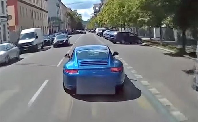 Řidič Porsche 911 v Praze vybrzďoval hasiče. Hrozí mu zákaz řízení (video)