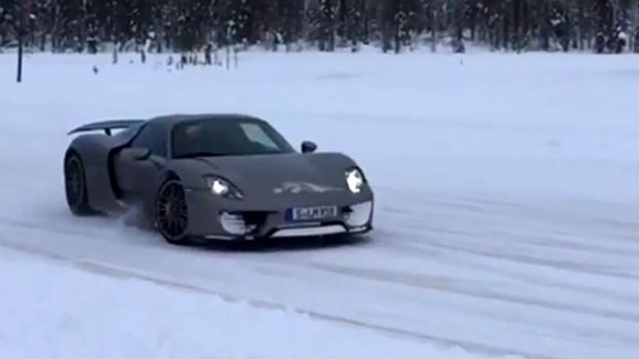 Video: Porsche 918 Spyder na hřebech driftuje ve Finsku