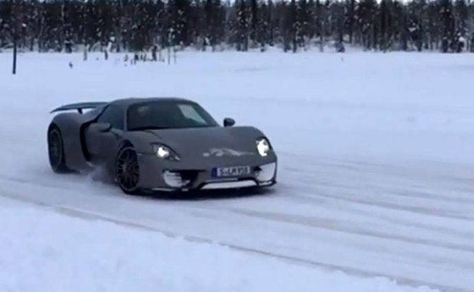 Video: Porsche 918 Spyder na hřebech driftuje ve Finsku