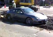 Video: Jak dostat Porsche z mokrého betonu