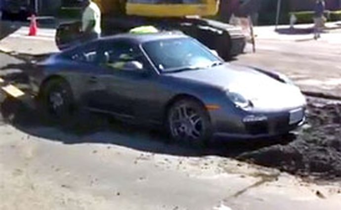 Video: Jak dostat Porsche z mokrého betonu