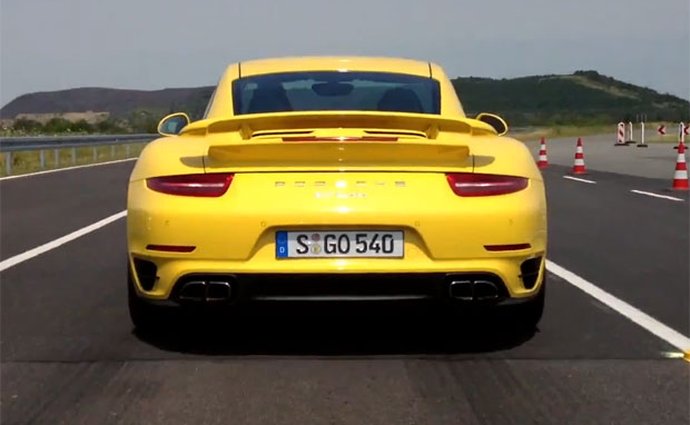 Video: Sportovní Porsche předvádějí ostrý start