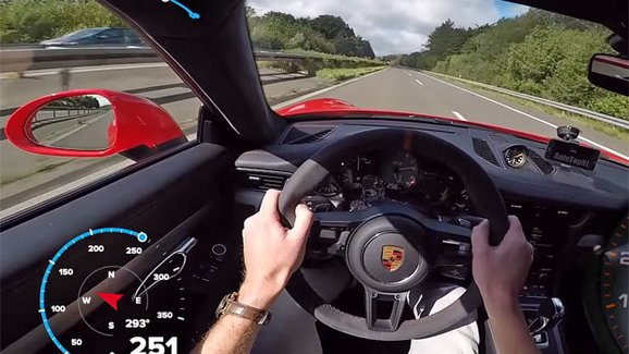 Radost vidět a hlavně slyšet: Porsche 911 GT3 sviští 309 km/h po autobahnu