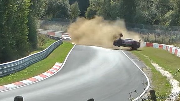 Závodník v Porsche 911 havaroval a předvedl deset kotrmelců. Odešel po svých