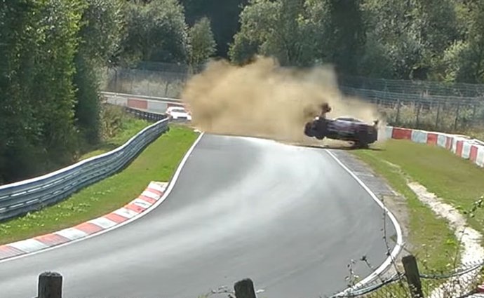 Závodník v Porsche 911 havaroval a předvedl deset kotrmelců. Odešel po svých