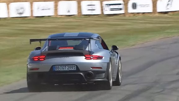 Premiéra Porsche 911 GT2 RS se nevydařila. Pokus o „donuty“ skončil trapasem