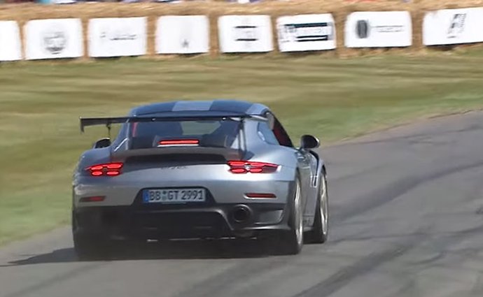 Premiéra Porsche 911 GT2 RS se nevydařila. Pokus o „donuty“ skončil trapasem