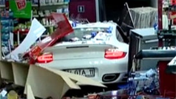 Jako ve špatné komedii: Řidička Porsche 911 Turbo si spletla plyn s brzdou (video)