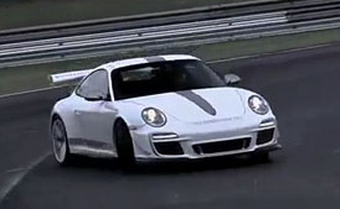 Video: Jak jezdí do práce tovární jezdec Porsche
