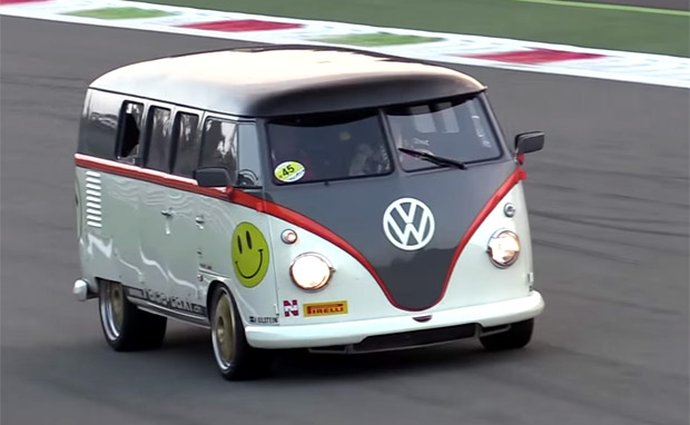 Video: Volkswagen Bus s 530koňovým motorem z Porsche 911
