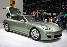 Porsche v Ženevě: Nový hybrid a loučení s 997