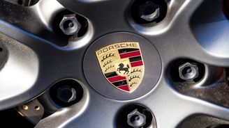Porsche pošilhává po burze a tradiční automobilky zbrojí na střet s Teslou