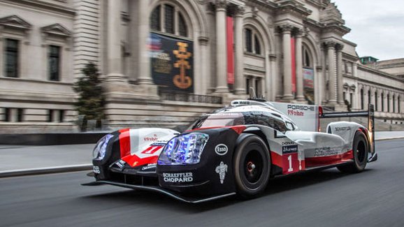 Poslední rozloučení s vítězem Le Mans. Prototyp Porsche se proháněl ulicemi Manhattanu