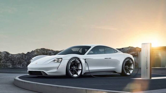 Německá automobilka Porsche hodlá příští rok spustit sériovou výrobu svého prvního elektromobilu. Sportovní vůz, označovaný jako „Taycan“, zrychlí na 100 km/h za 3,5 sekundy.