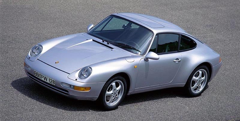 Porsche 911 typové řady 993 mělo více skloněná světla, nové zaoblenější nárazníky a širší zadní blatníky.