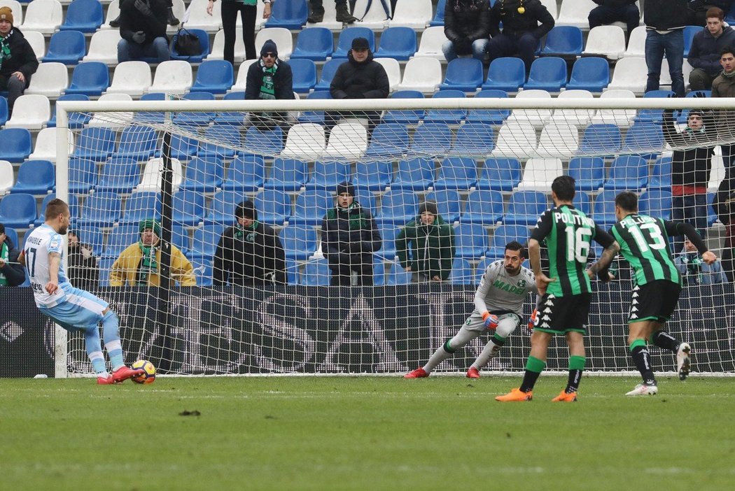 Ciro Immobile střílí Sassuolu gól z penalty