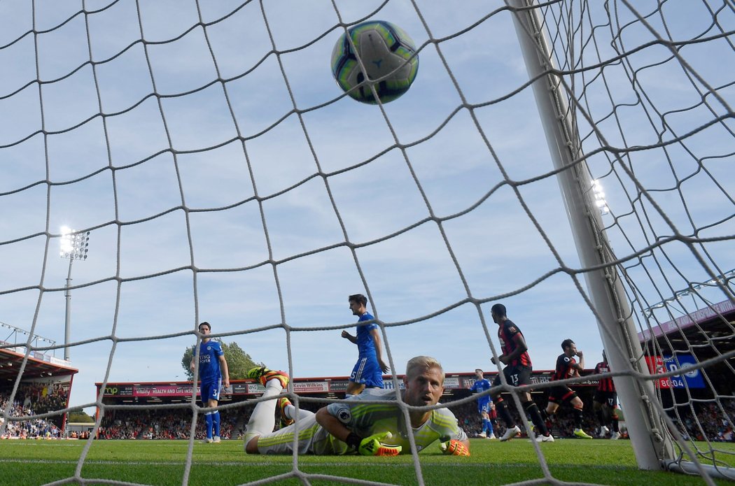 Brankář Leicesteru Kasper Schmeichel inkasuje čtvrtý gól v zápase s Bournemouthem