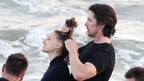 Au, to muselo bolet! Christian Bale česal Natalie Portman