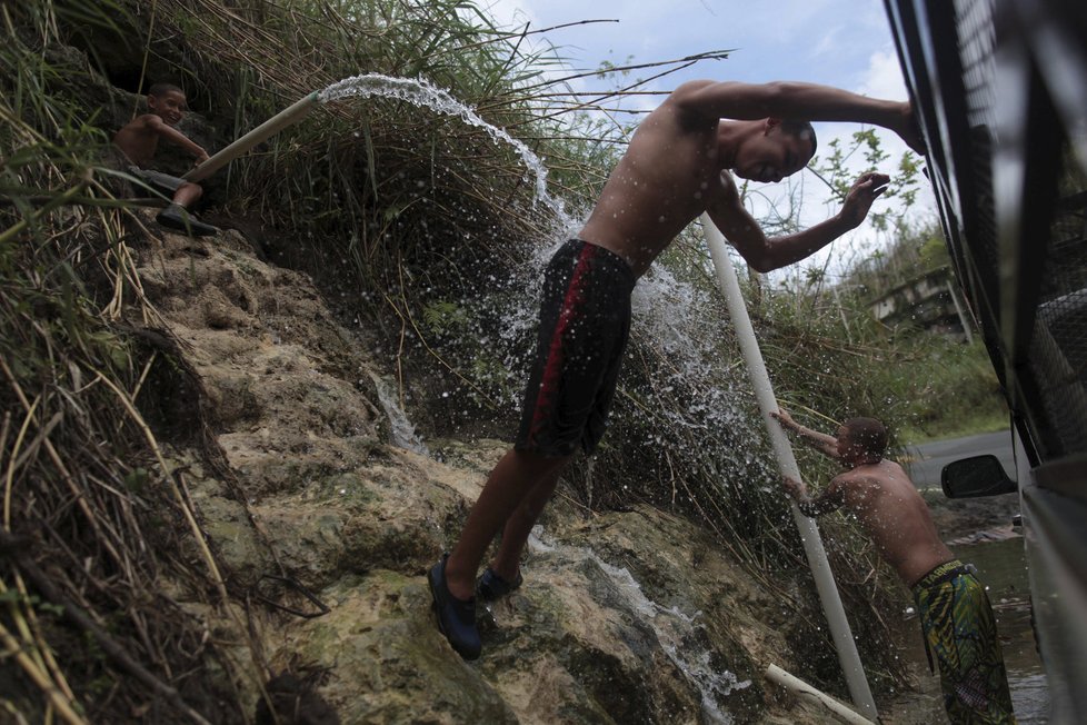 Portoriko čelilo i problémům s pitnou vodou a sesuvům půdy.