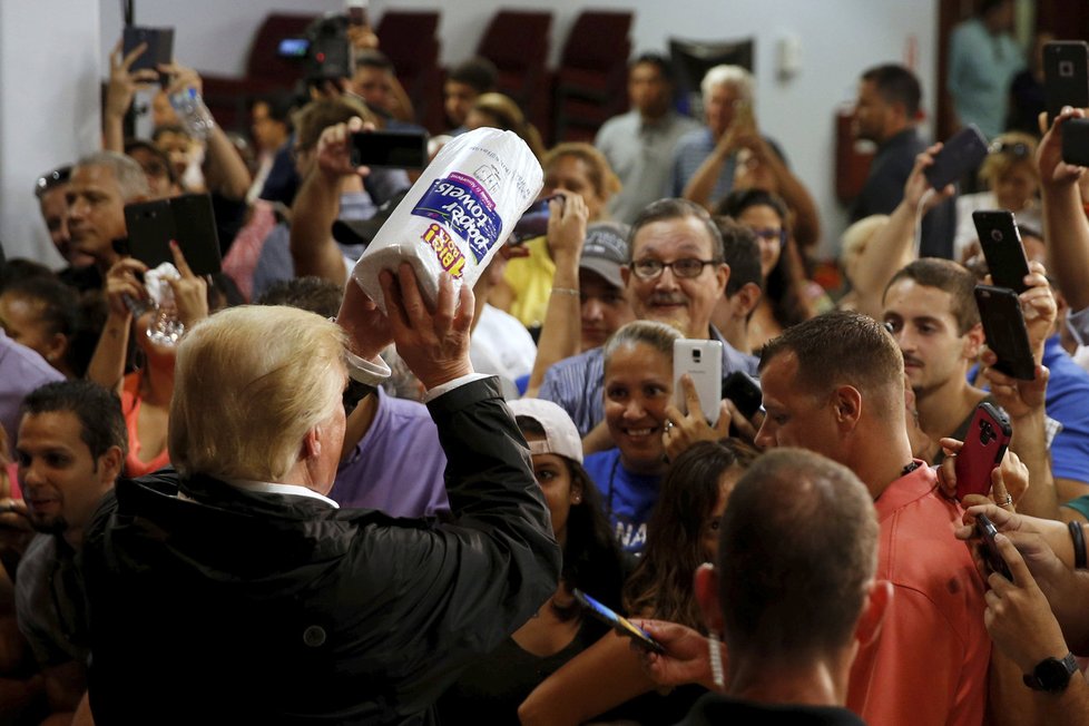 Prezident Trump dorazil do Portorika.