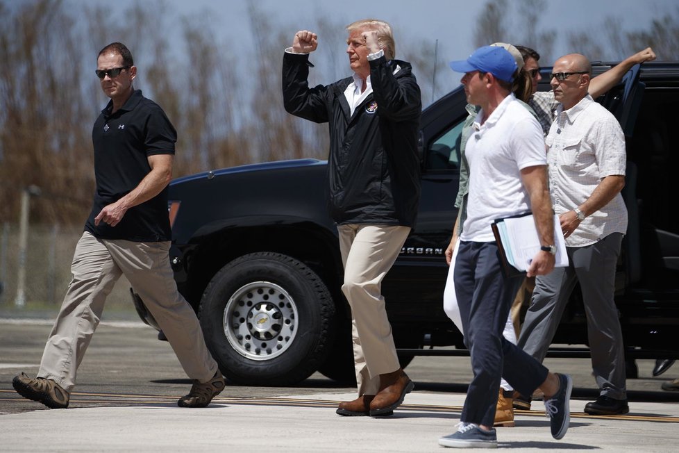 Prezident Trump dorazil do Portorika.