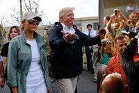 Trump po hurikánu házel mezi lidi utěrky: Buďte hrdí, že vás zemřelo málo